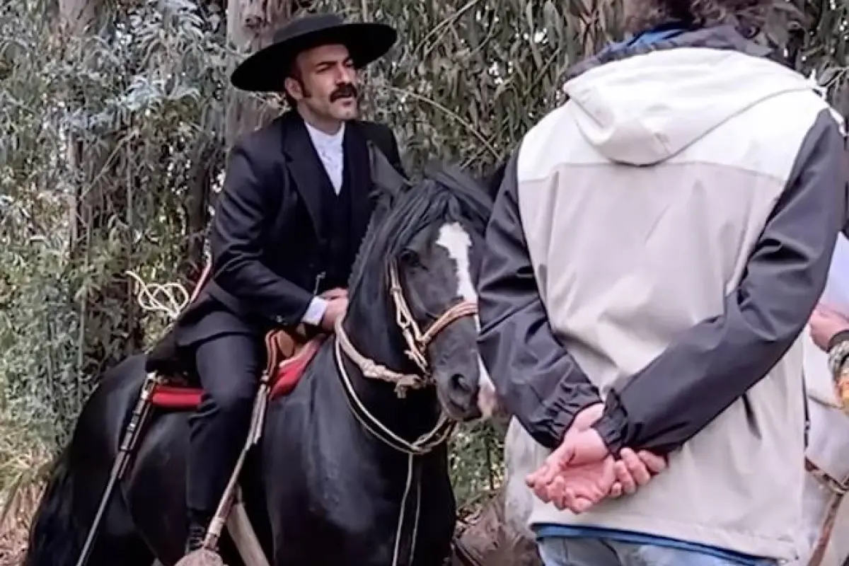 Gabriel Cañas como el Señor de la Querencia, Mega