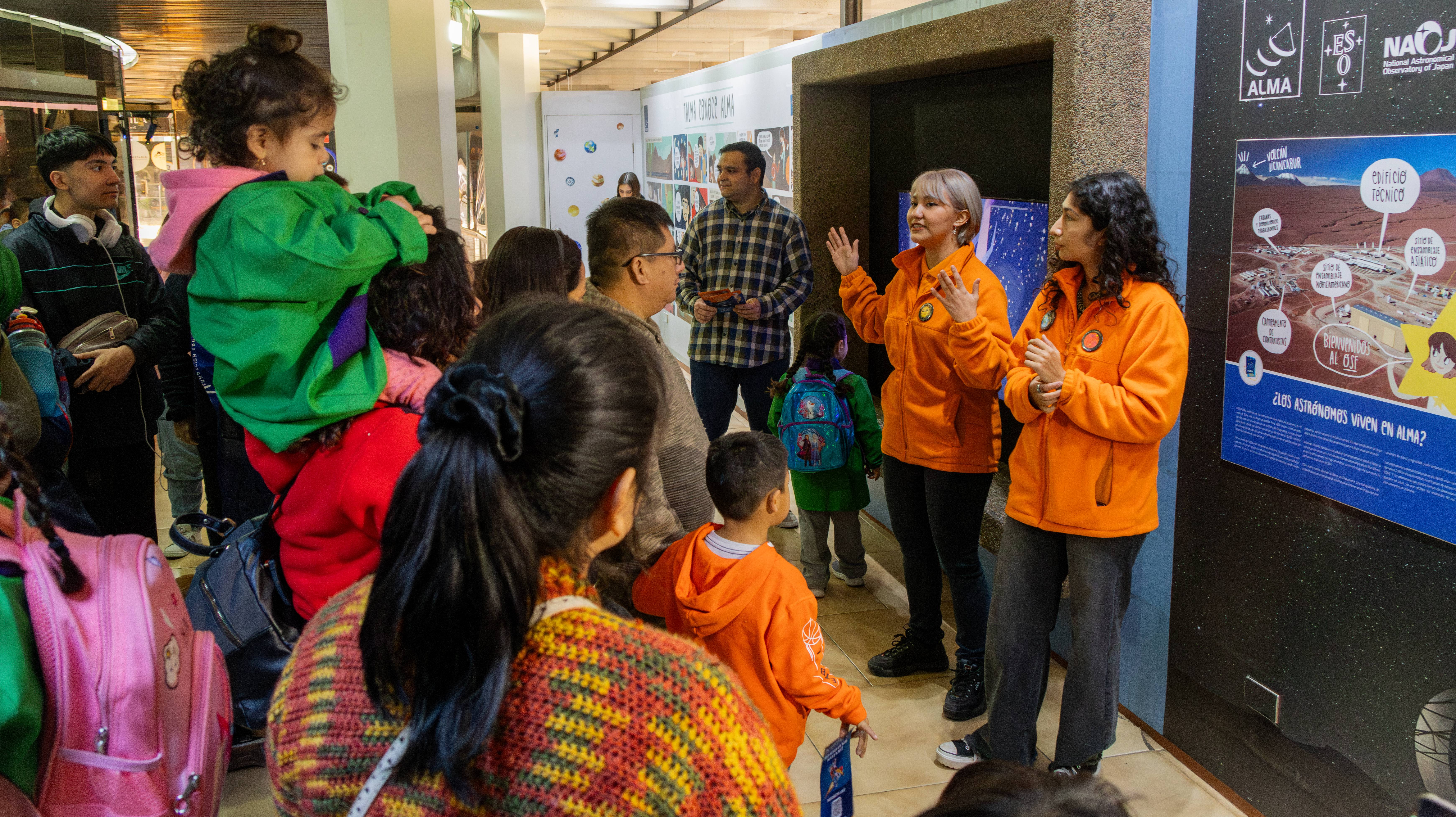 Los niños visitando el Planetario - Cedidos