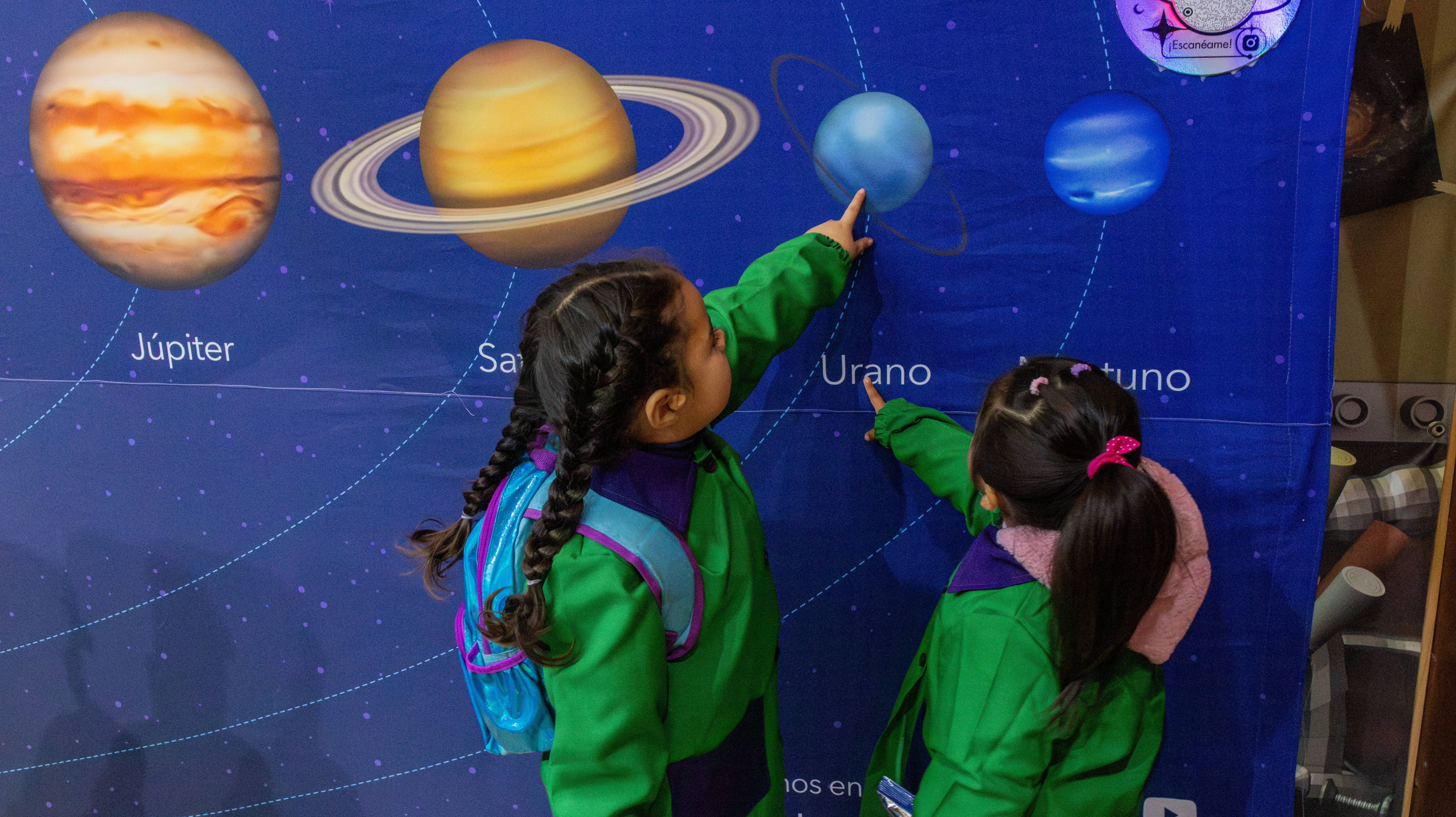 Los niños visitando el Planetario - Cedida