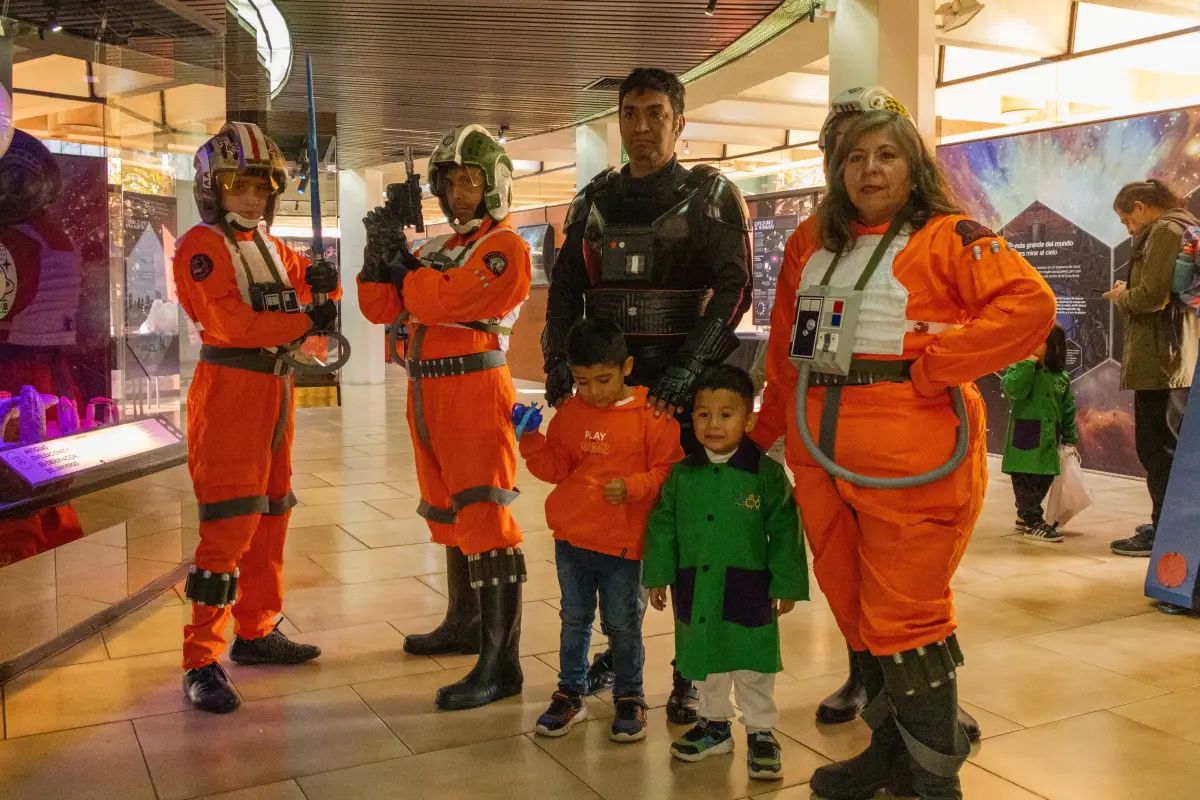 Los niños visitando el Planetario, Cedida