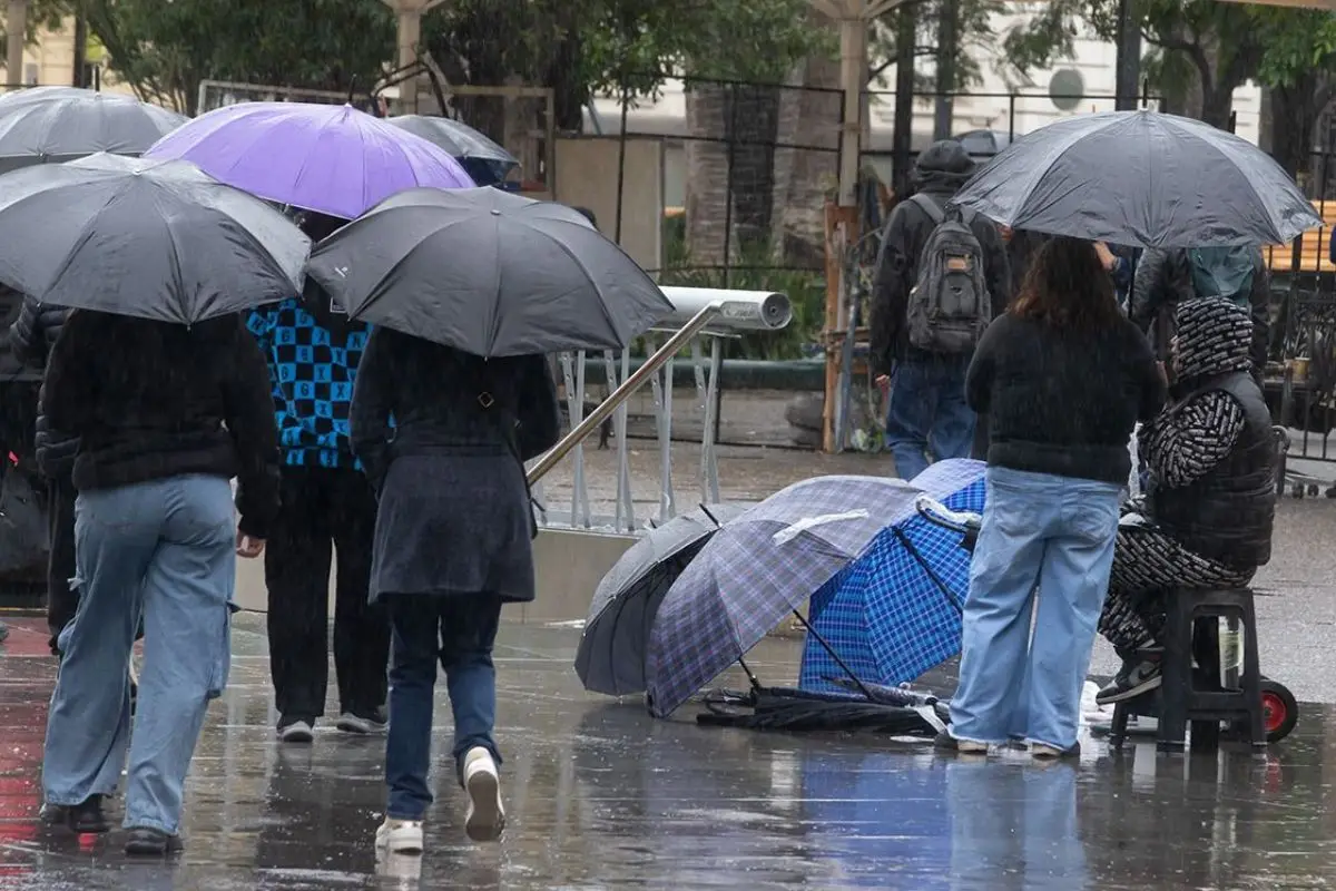 Los capitalinos se resguardan de la lluvia, Juan Pablo Carmona