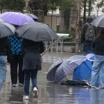 Los capitalinos se resguardan de la lluvia, Juan Pablo Carmona