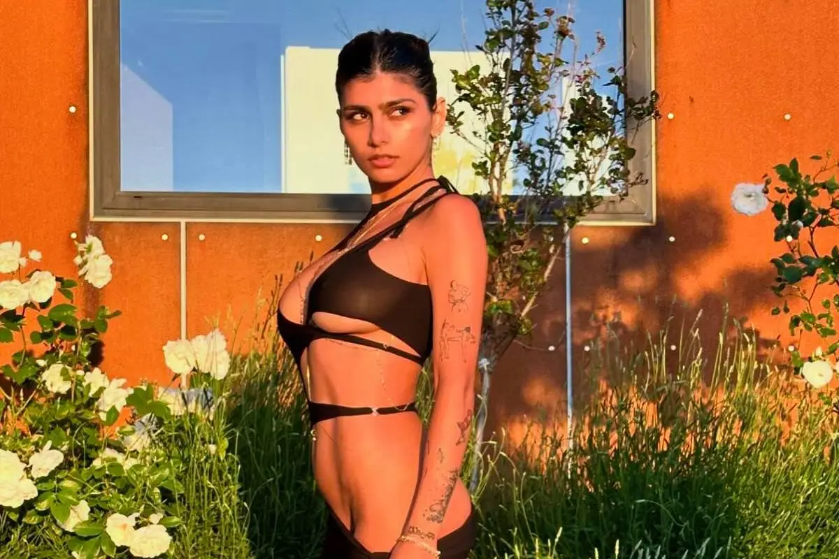 Mia Khalifa jugó con coqueta sesión de fotos