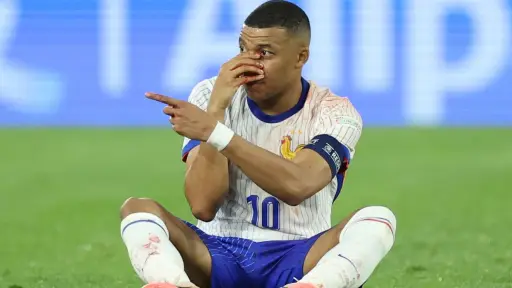 Mbappé terminó con la nariz fracturada, Instagram