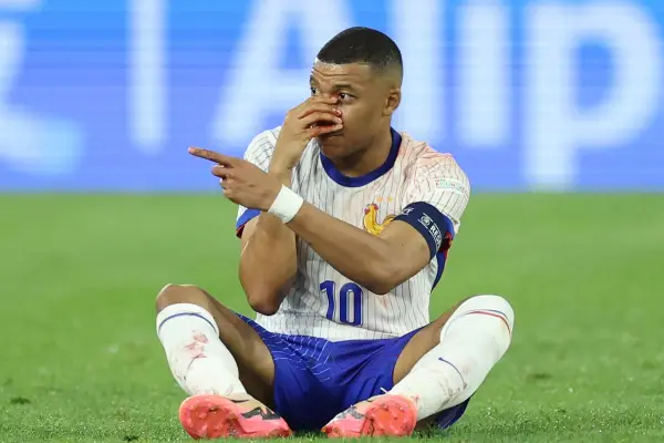 Mbappé terminó con la nariz fracturada ,Instagram