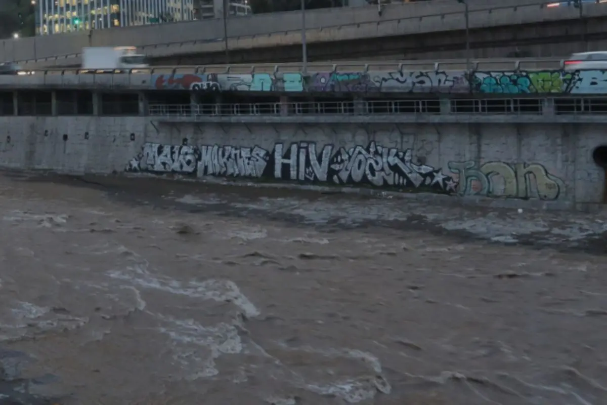 El caudal del río Mapocho creció tras las lluvias, Twitter