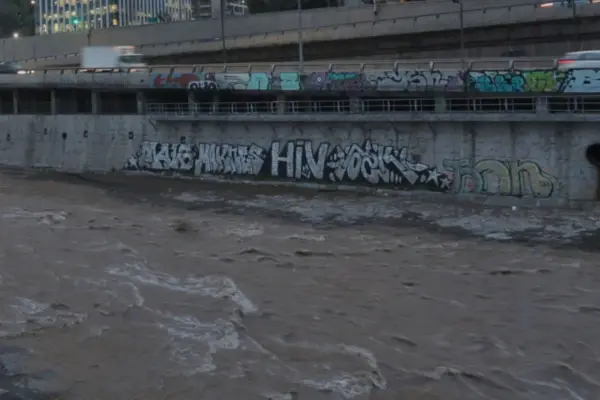 El caudal del río Mapocho creció tras las lluvias ,Twitter