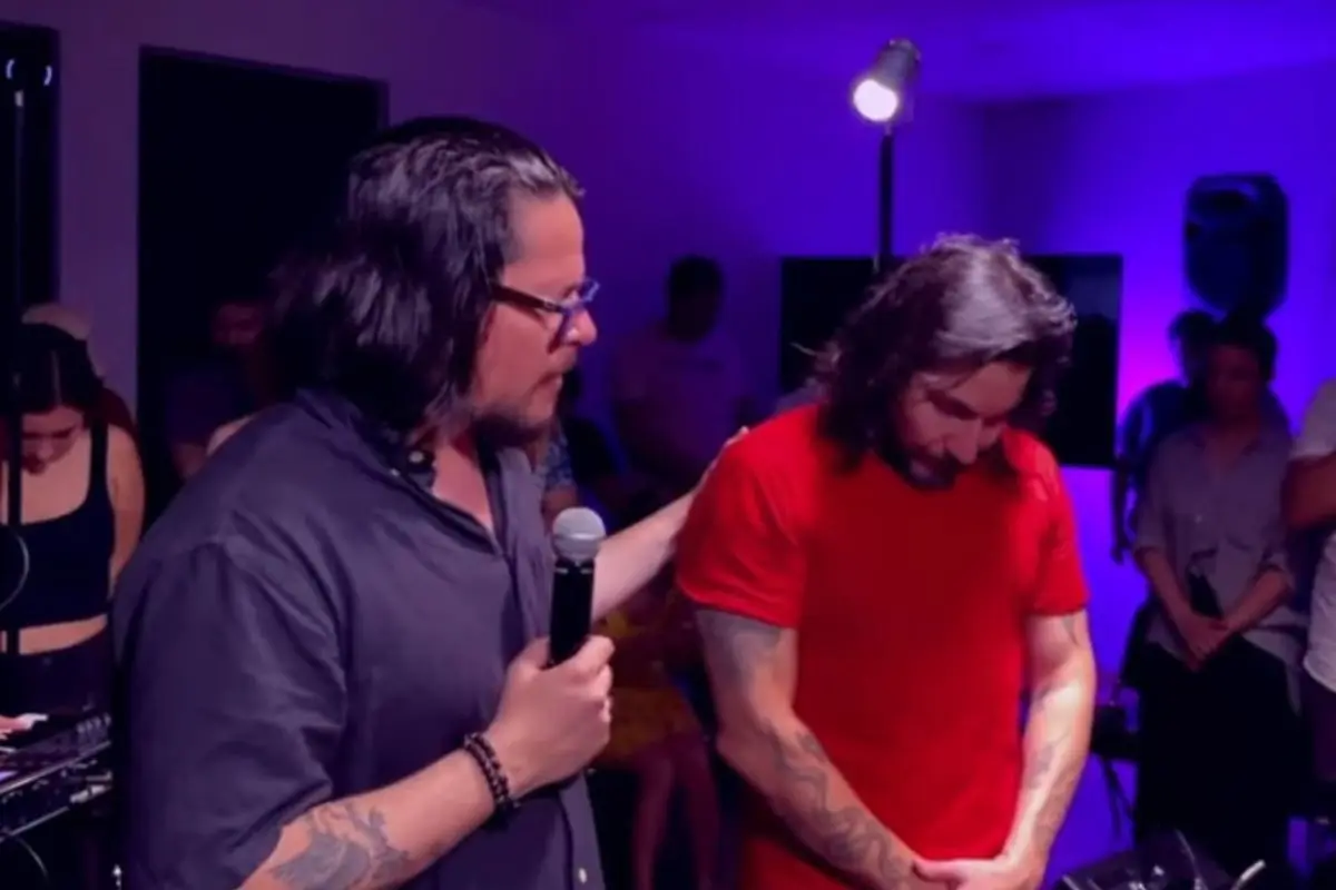 Felipe Avello aparece en el video junto a un pastor evangélico, Captura