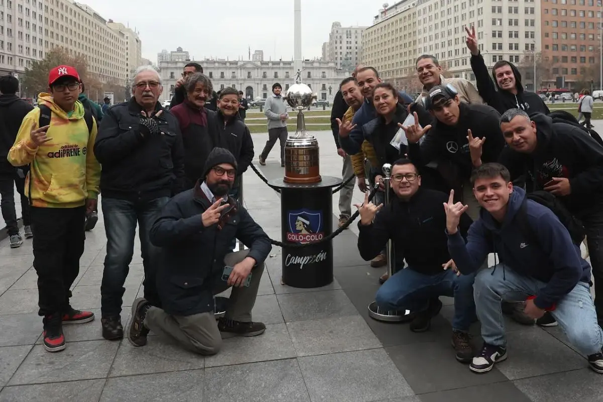 Los colocolinos orgullosos con la Copa Libertadores, Cedida