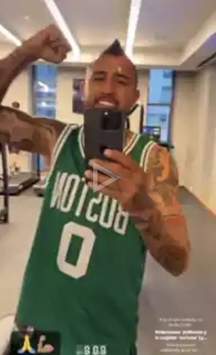 Arturo Vidal con la camiseta de Boston Celtics / Captura de pantalla