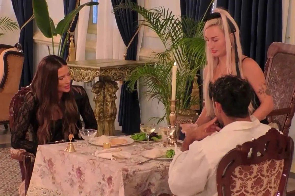 Julia Fernandes, Fran Maira y Austin Palao, Captura