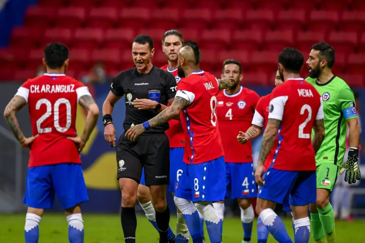 Wilmar Roldan dirigiendo a Chile, AGENCIA UNO