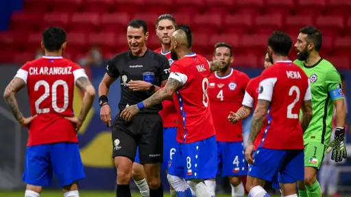 Wilmar Roldan dirigiendo a Chile, AGENCIA UNO