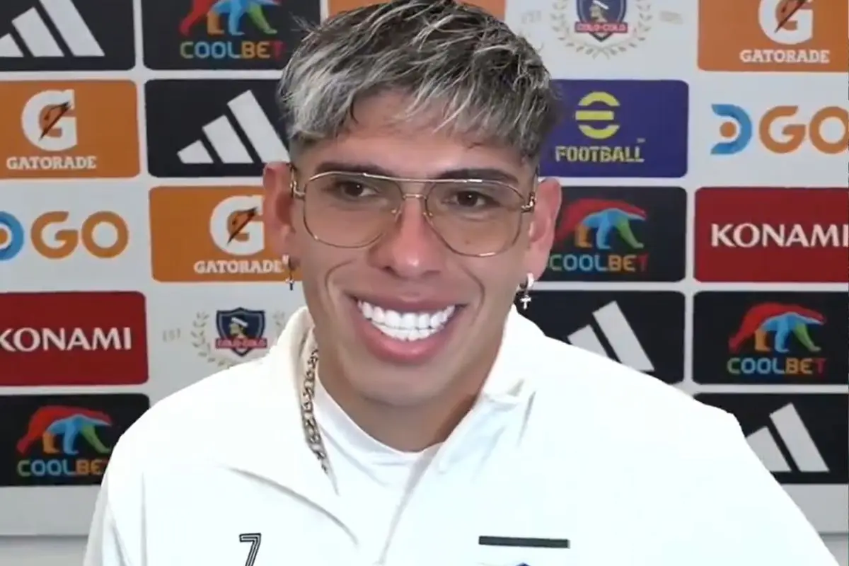 Carlos Palacios lució un look intelectual, Captura