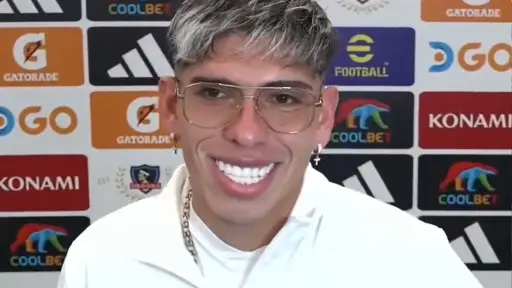 Carlos Palacios lució un look intelectual, Captura