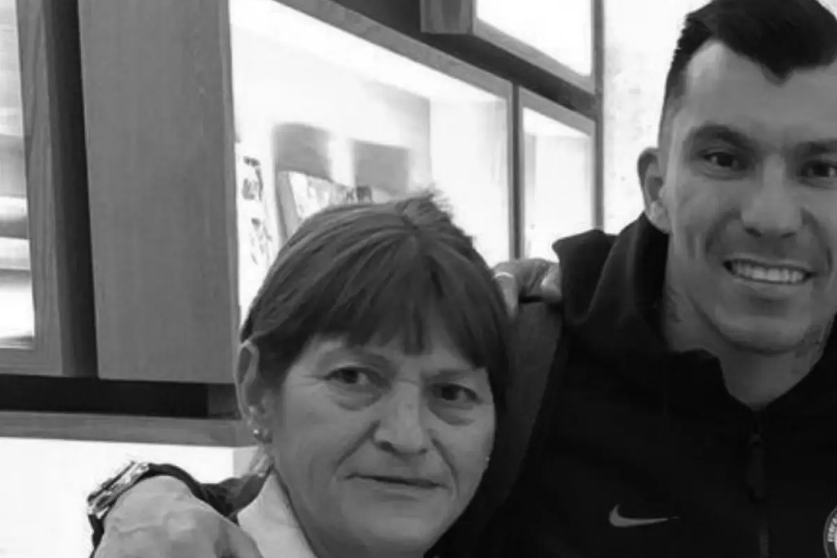 Gary Medel junto a su madre, Redes sociales