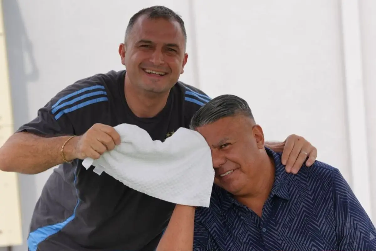 El "Chiqui" Tapia junto a su asistente, Instagram