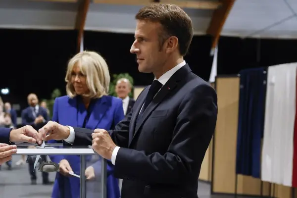 Emmanuel Macron votando en Francia ,Redes sociales