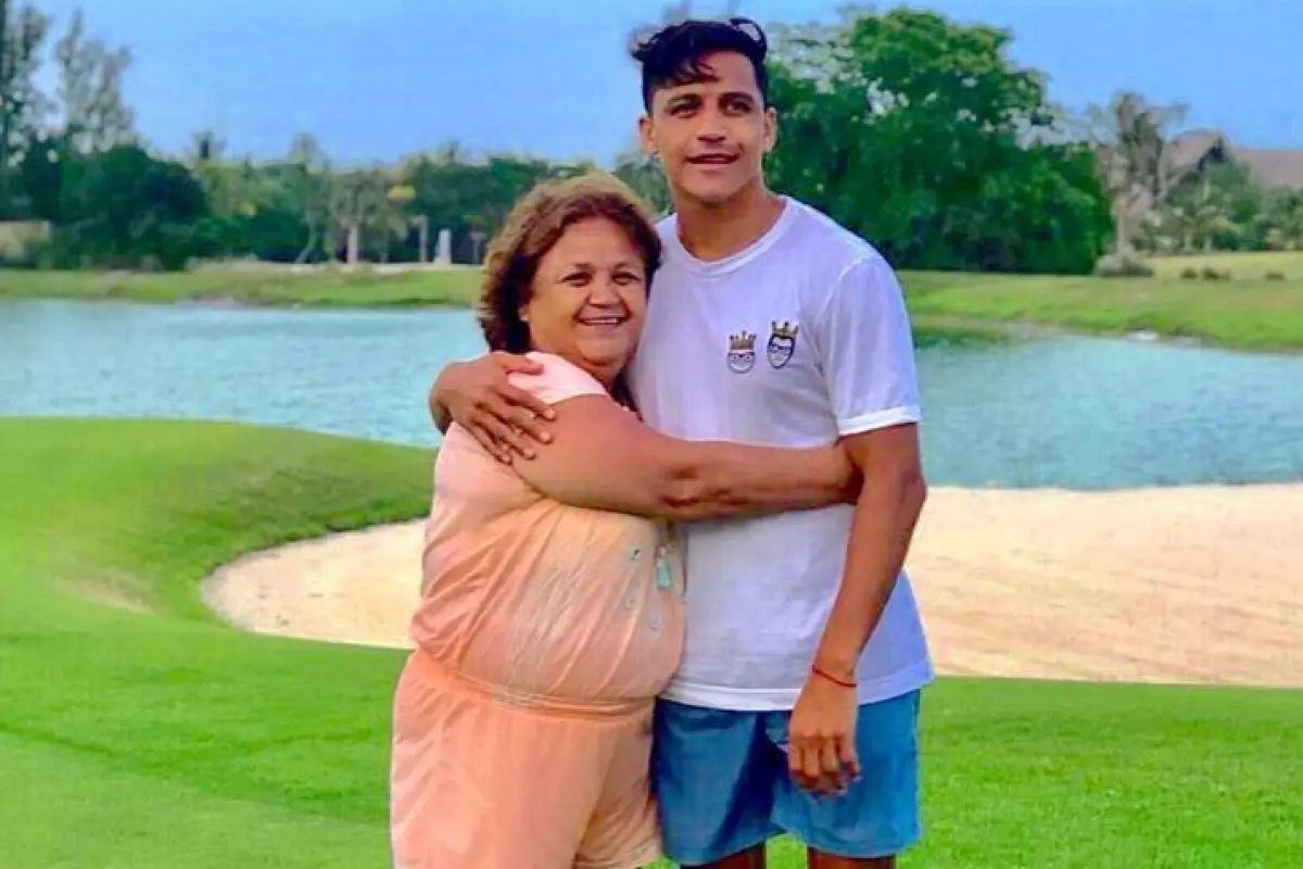 Alexis Sánchez y su madre, Redes sociales