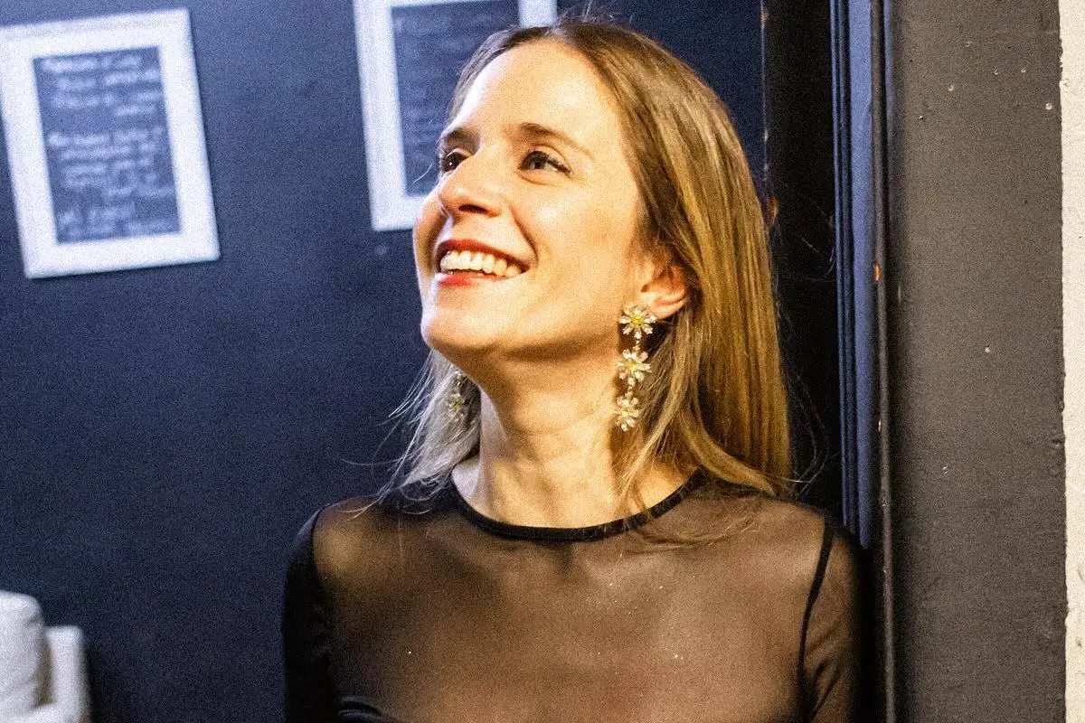 Alison Mandel, Redes Sociales