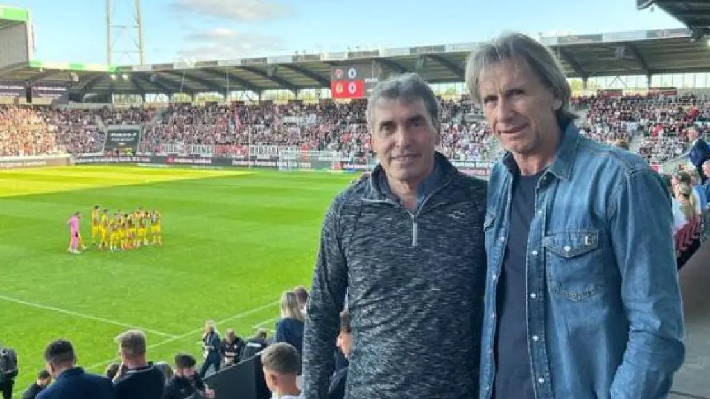 Gareca y Bonillo viendo el partido de Darío Osorio - Redes Sociales