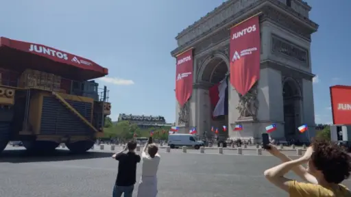 Camiones chilenos en París, Cedida