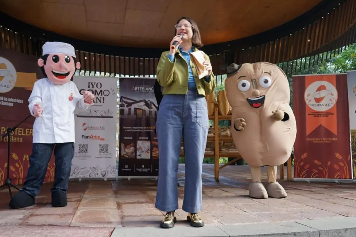 La alcaldesa de Santiago junto a Marraquetín, Cedida