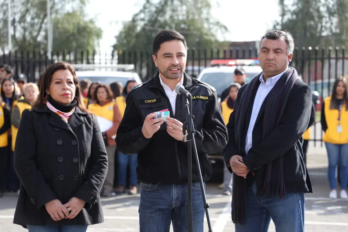 Alcalde de La Florida, Rodolfo Carter, y entrega de gift card a vecinos afectados por cortes de luz, Cedida