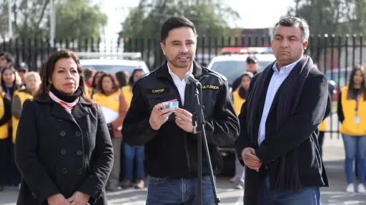 Alcalde de La Florida, Rodolfo Carter, y entrega de gift card a vecinos afectados por cortes de luz, Cedida