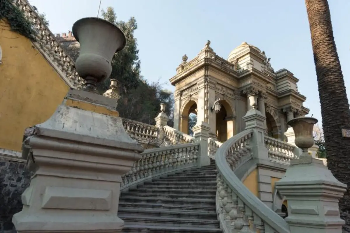 Encuentran cadáver en el cerro Santa Lucía amarrado a un árbol, Redes sociales | Referencial