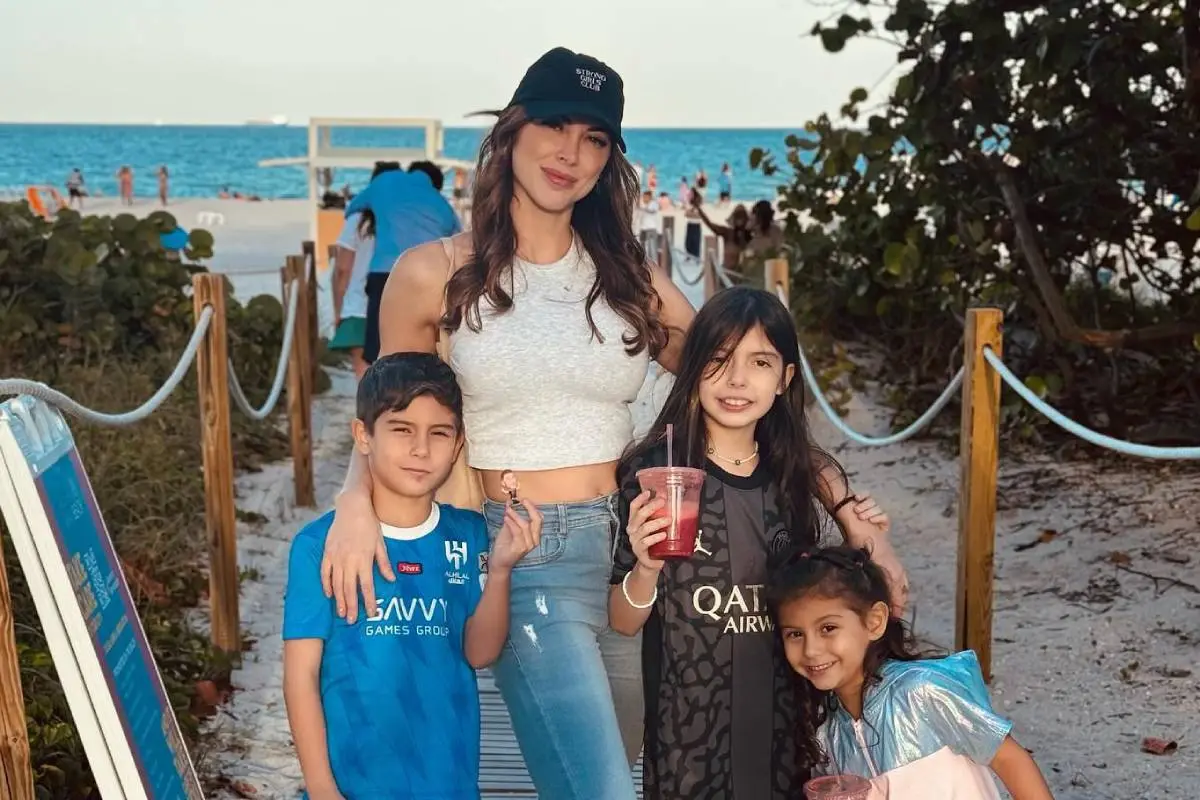 Daniela Colett y sus tres hijos, Redes Sociales