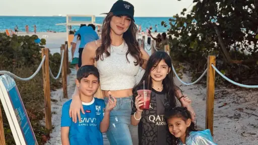 Daniela Colett y sus tres hijos, Redes Sociales