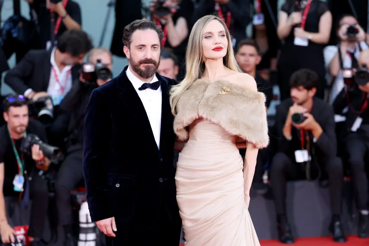Pablo Larraín desfiló junto a Angelina Jolie en Venecia, Redes sociales | X