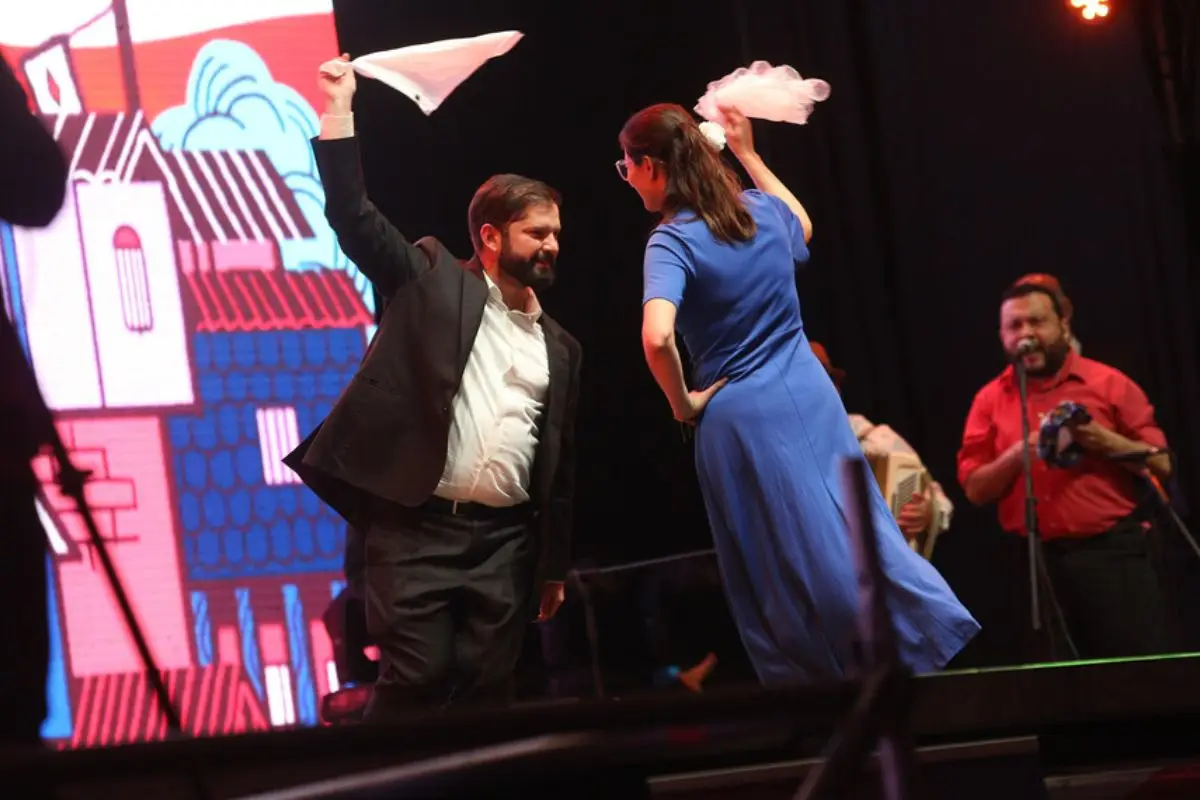 El Presidente Boric bailó con la alcaldesa Hassler en 2022, Agencia Uno