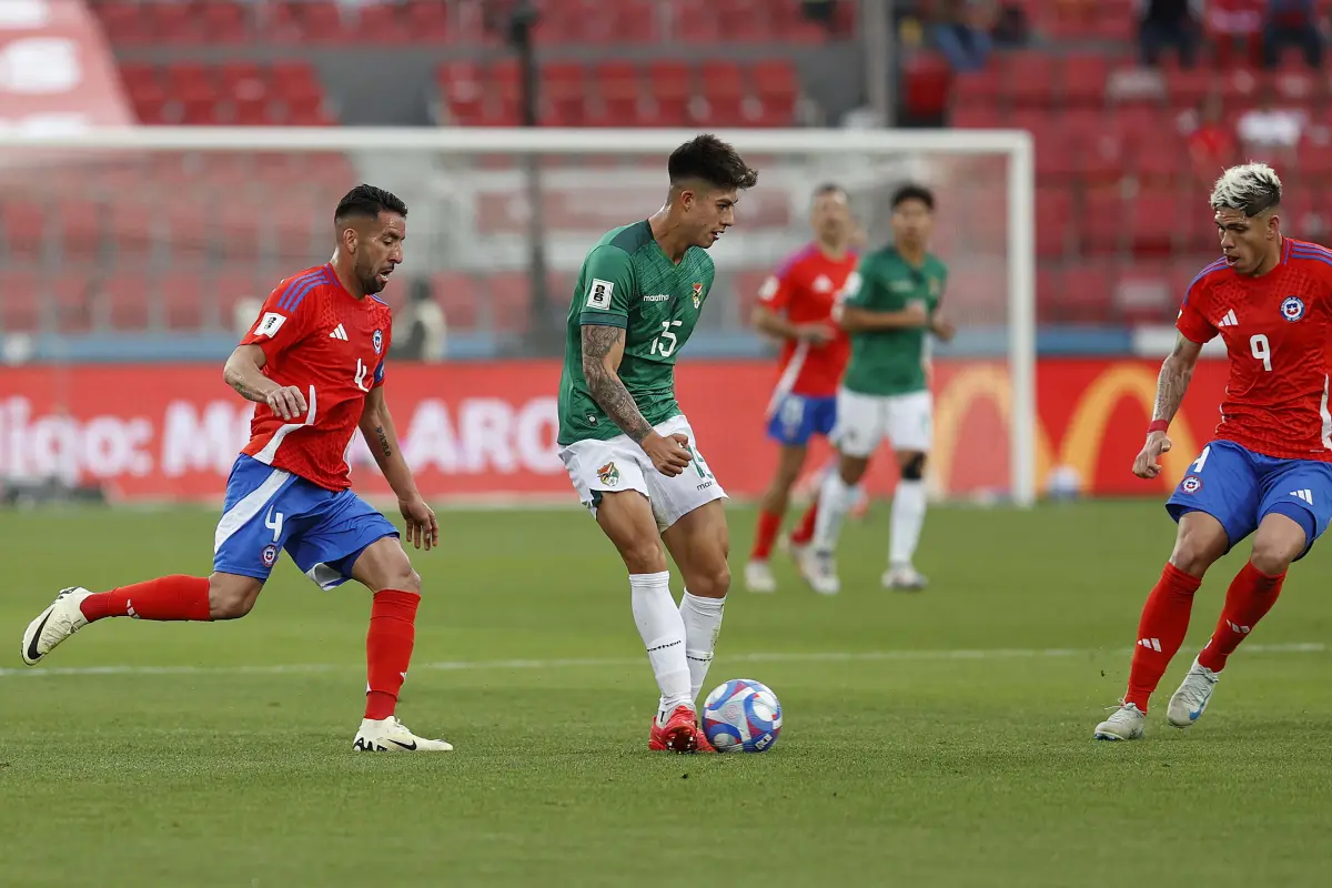 Mauricio Isla ante Bolivia, Carlos Parra - Comunicaciones FFCh.