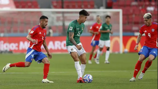 Mauricio Isla ante Bolivia, Carlos Parra - Comunicaciones FFCh.