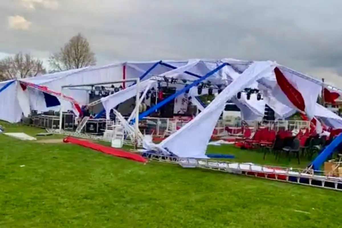 La carpa del evento cayó producto del viento, Twitter