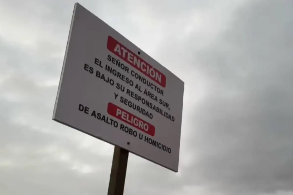 Polémico cartel que advierte peligro de homicidio en playa de Iquique , Redes sociales | X