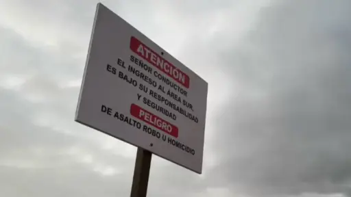 Polémico cartel que advierte peligro de homicidio en playa de Iquique , Redes sociales | X