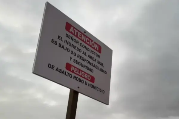 Polémico cartel que advierte peligro de homicidio en playa de Iquique  ,Redes sociales | X