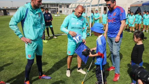 Los jugadores de la U recibieron a Chris, Cedida