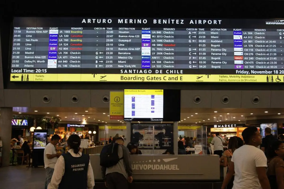 Falso aviso de bomba en Aeropuerto de Santiago provocó caos , Redes sociales | Referencial