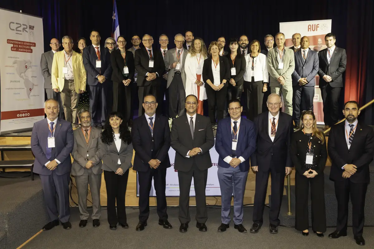 Rectores de la UBO y AUF junto autoridades gubernamentales de Chile y Francia y los participantes a la conferencia., Cedida