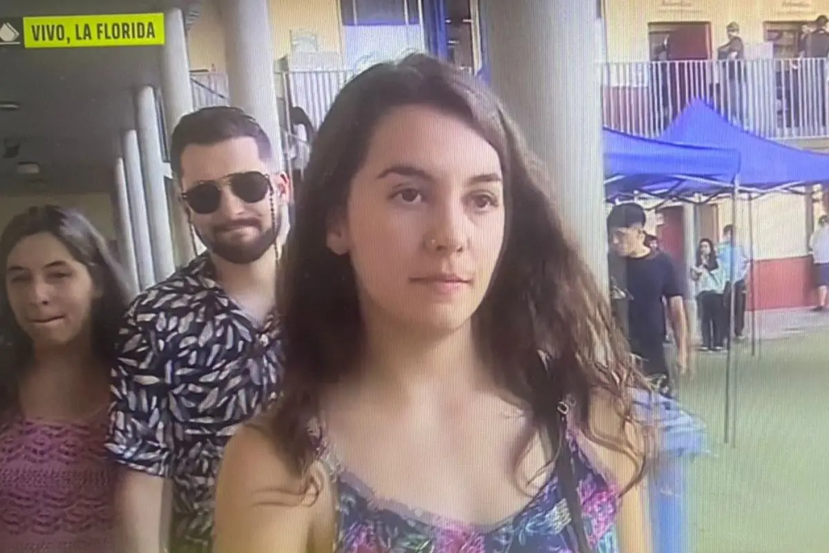 Paula Carrasco en su local de votación en La Florida, Captura