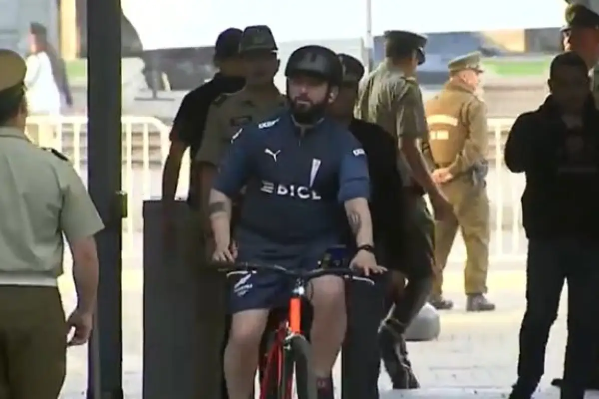 Presidente Boric llegando hasta La Moneda usando la camiseta de la UC, Redes sociales | X