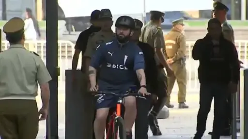 Presidente Boric llegando hasta La Moneda usando la camiseta de la UC, Redes sociales | X