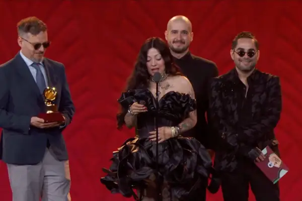 Mon Laferte dando su discurso de agradecimiento ,Captura de pantalla