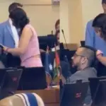 Viralizan a diputado Andrés Giordano haciéndose trenzas en plena sesión del Congreso, Redes sociales | X