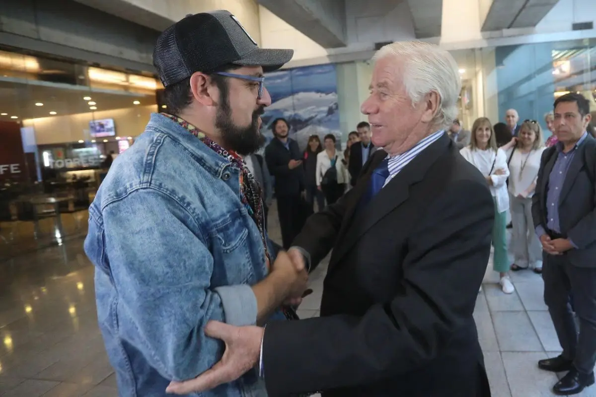 Francisco Orrego suma apoyos, Agencia Uno