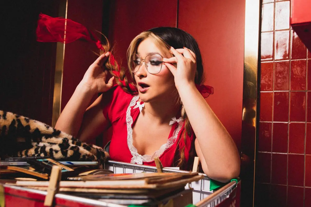 May Villalobos, Cedida